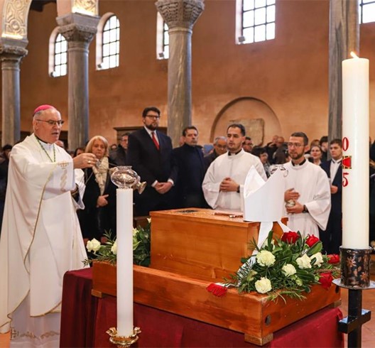 Posmrtni ostaci biskupa Dobrile položeni u biskupsku grobnicu u Poreču